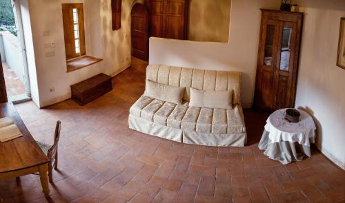 a living room with a couch and a table at Agriturismo La Romagnana in Pistoia