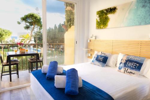 Enjoy La Carihuela Beach at 4 Min.Terrace & Pool.