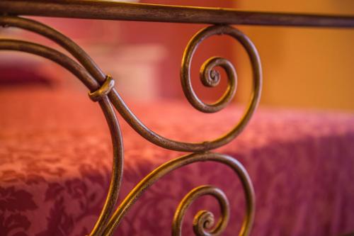 a close up of the back of a metal bed frame at Agriturismo dei Grippi in Sona