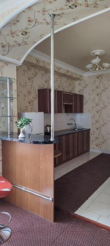 una cucina con lavello e piano di lavoro di Anush Hotel a Jermuk