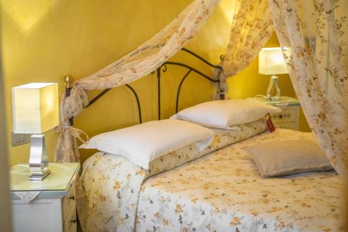 a bedroom with a bed with two pillows on it at Agriturismo dei Grippi in Sona