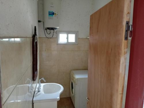 a small bathroom with a sink and a toilet at Happy House in Tanti