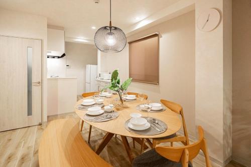 a dining room with a wooden table and chairs at Lino Stay Kasai 'ekol in Tokyo