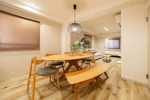 a dining room with a table and chairs at Lino Stay Kasai 'ekol in Tokyo
