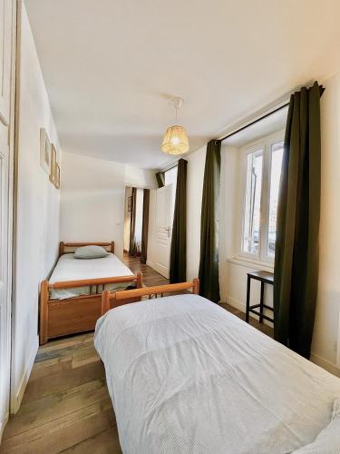 Un pat sau paturi într-o cameră la Bel appartement