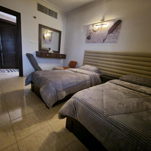 Llit o llits en una habitació de Deir Ghbar Suite