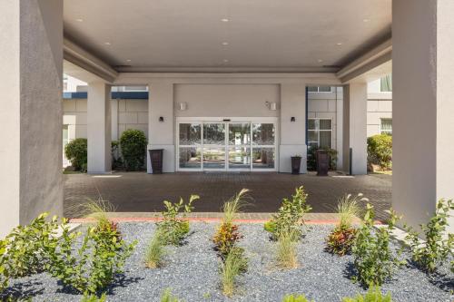 an external view of a building with a courtyard at Hampton Inn & Suites McAllen in McAllen