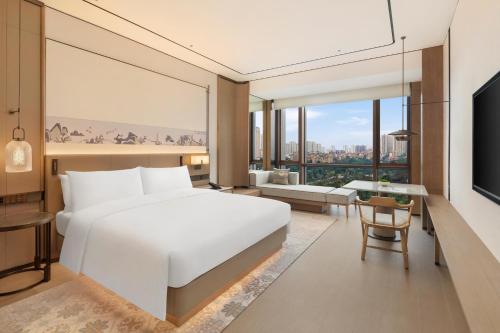 Vuode tai vuoteita majoituspaikassa Doubletree By Hilton Zigong