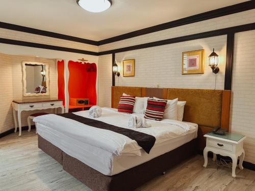 a bedroom with a large bed in a room at Hotel De Khuvieng in Chiang Mai