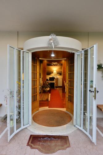 an open entry way with glass doors and a ceiling at B&B Villa Bianca in Sona