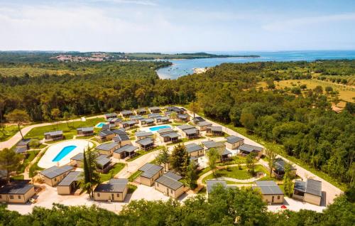 Cozy Stacaravan In Vabriga With Swimming Pool