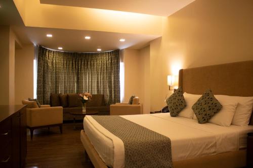 a hotel room with a bed and a living room at El Cielito Inn - Sta. Rosa in Santa Rosa