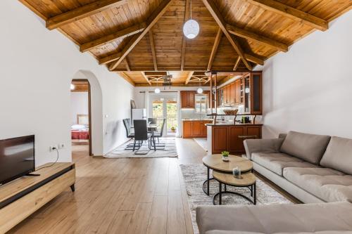 Hillside Apartment Gjirokastër by PikHost