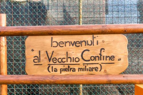 B&B Al Vecchio Confineに飾ってある許可証、賞状、看板またはその他の書類