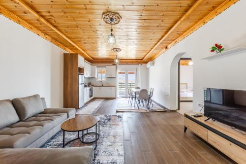 Hillside Apartment Gjirokastër 2 by PikHost
