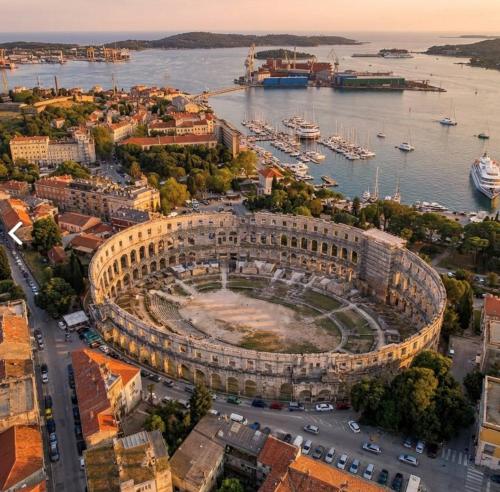 Apartment 150m from Arena Colosseum