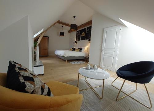 a living room with a couch and a bed at La Charmeraie d'Aumâtre in Aumâtre
