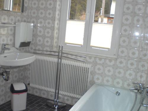 W łazience znajduje się umywalka, wanna i umywalka. w obiekcie Ferienwohnung Szöky w mieście Bad Mitterndorf