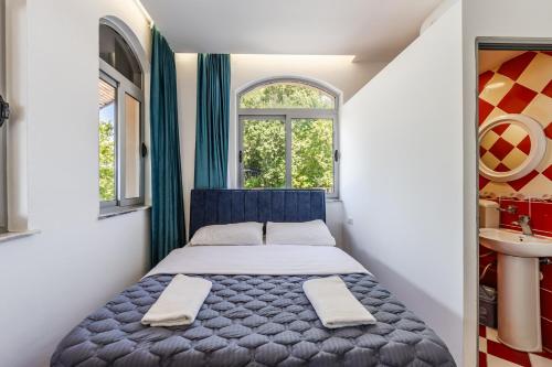 Shiroka Stays by PikHost