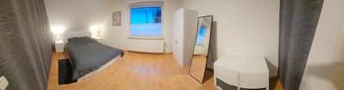 a small room with a bed and a mirror at Wohnung direkt an den Externsteinen in Horn-Bad Meinberg