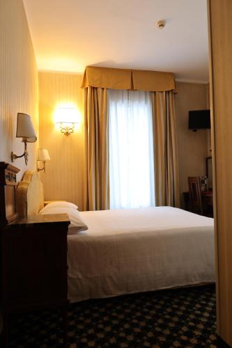 a hotel room with a bed and a window at Hotel Ristorante Ca' Nova in Marghera