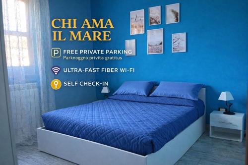 a bedroom with a bed with a blue wall at [Chi Ama il Mare] Appartamento in Latina