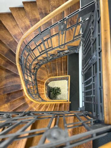 a spiral staircase in a room with a mirror at DH Hotel Deutsches Haus Mittweida - Ihr digitales Hotel in Mittweida