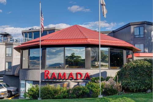 Fațada sau intrarea în Ramada by Wyndham Kamloops