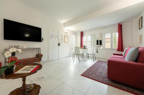 Avelli Pia Fourth Floor with 2 Bathrooms - Florence Charming Apartments - Delightful and bright 4rd-floor apartment without elevator, overlooking one of Florence's most beautiful squares, Exceptionally located for exploring the city