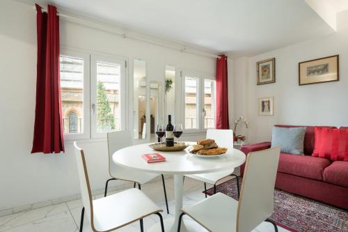 Avelli Pia Fourth Floor with 2 Bathrooms - Florence Charming Apartments - Delightful and bright 4rd-floor apartment without elevator, overlooking one of Florence's most beautiful squares, Exceptionally located for exploring the city