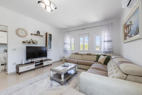 Hometown Apartment 2 by PikHost