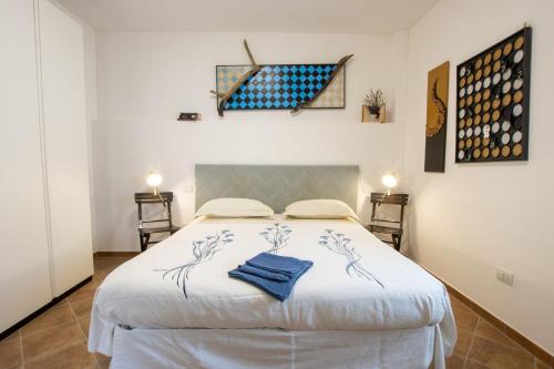 a bedroom with a white bed with two towels on it at R&B Giardino 34 in Forlì
