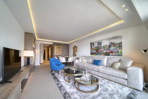 REF 1295 - Cannes Croisette - Sea view apartment for rent