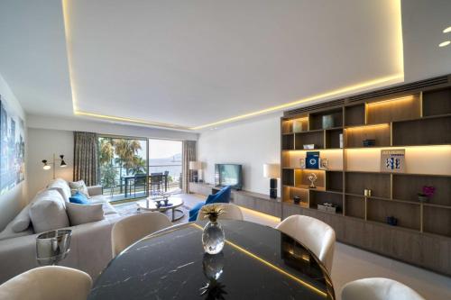 REF 1295 - Cannes Croisette - Sea view apartment for rent