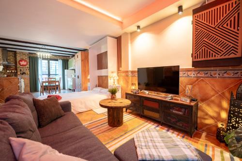 a living room with a couch and a flat screen tv at Acogedor Apartamento Loft in Fuenlabrada