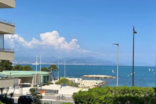 La Plage - Spacious - Sea View - Parking - AC - Pool