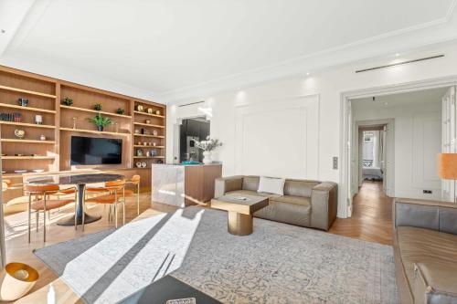 REF 1553 - Cannes Center - Sea view apartment for rent
