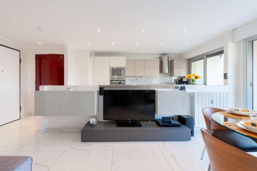 1-Br Apartment with Terrace Near City Centre