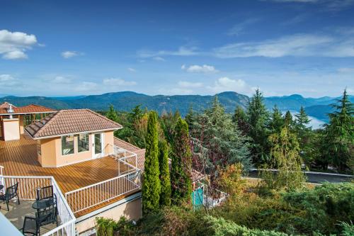 Gallery image of Villa Eyrie Resort in Malahat