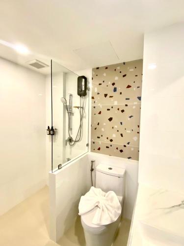 a bathroom with a toilet with a climbing wall at Pinotel Prachuap - โรงแรมพิโนเทล ประจวบ in Prachuap Khiri Khan