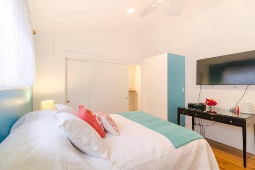 Un pat sau paturi într-o cameră la Malibu Private Beach Apartments