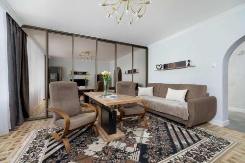 Spacious Apartment with 3 Bedrooms and Balcony in Rzeszów by Noclegi Renters