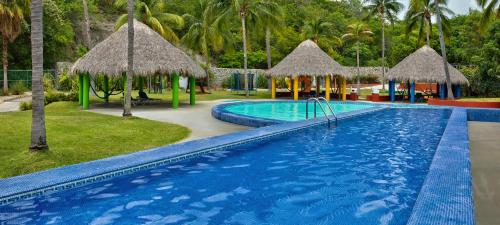 Bazén v ubytování Las Brisas Huatulco-All Inclusive nebo v jeho okolí