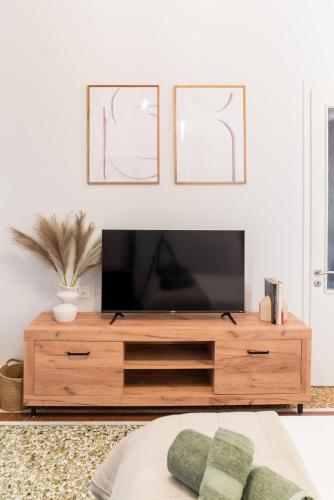 Retro Central Apartment with Parking
