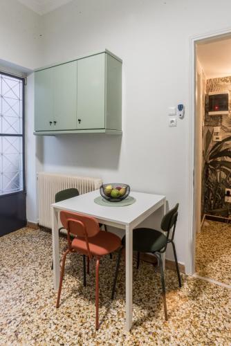 Retro Central Apartment with Parking