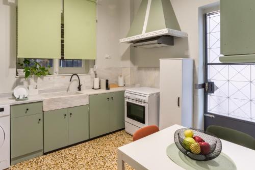Retro Central Apartment with Parking
