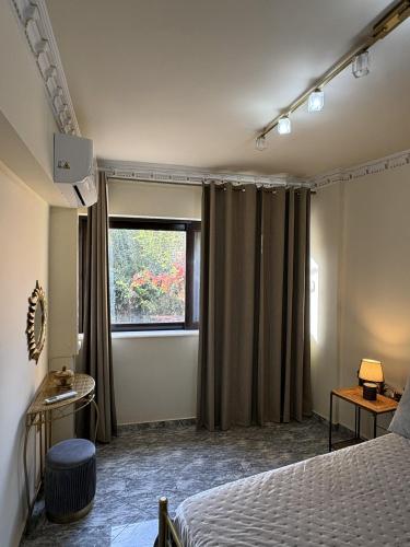 ein Schlafzimmer mit einem Bett und einem Fenster in der Unterkunft Aphrodite View in Korakiaí