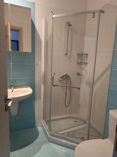 a bathroom with a shower and a sink at Апартаменти Литорал in Chernomorets