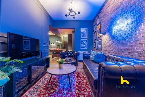 Unique Urban Cave w Pool Table Near Acropolis!