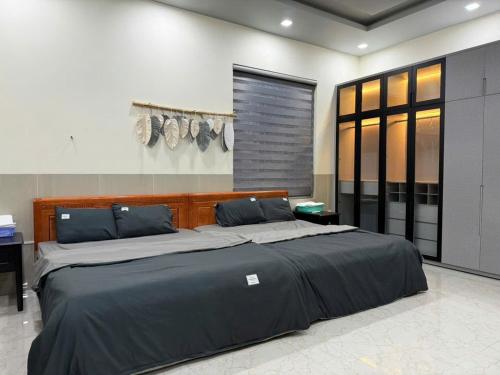 ein Schlafzimmer mit einem großen Bett in einem Zimmer in der Unterkunft Mini Villa in La Gi
